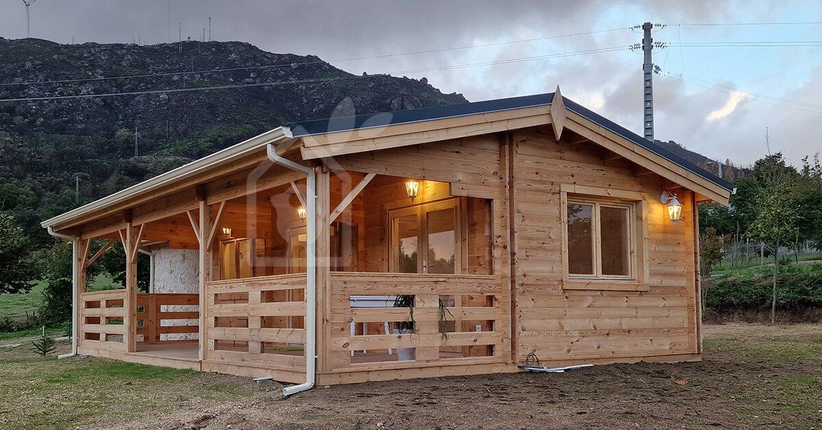 Kleines Holzhaus Blockbohlenhaus AMELIA (44 mm), 32 m² + 20 m² Terrasse